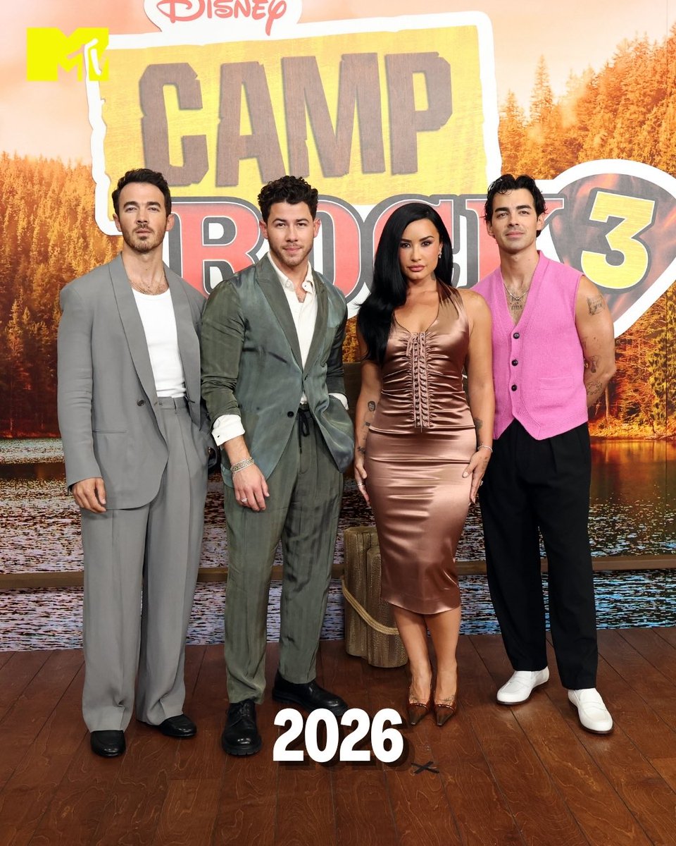 MTVLA's tweet photo. Algo sanó dentro DEMI corazón 🥹🤧🤘🎸

@ddlovato y los @jonasbrothers en el estreno de Camp Rock 3

#MTVNowLA #JonasBrothers https://t.co/hRuL0Gy10A