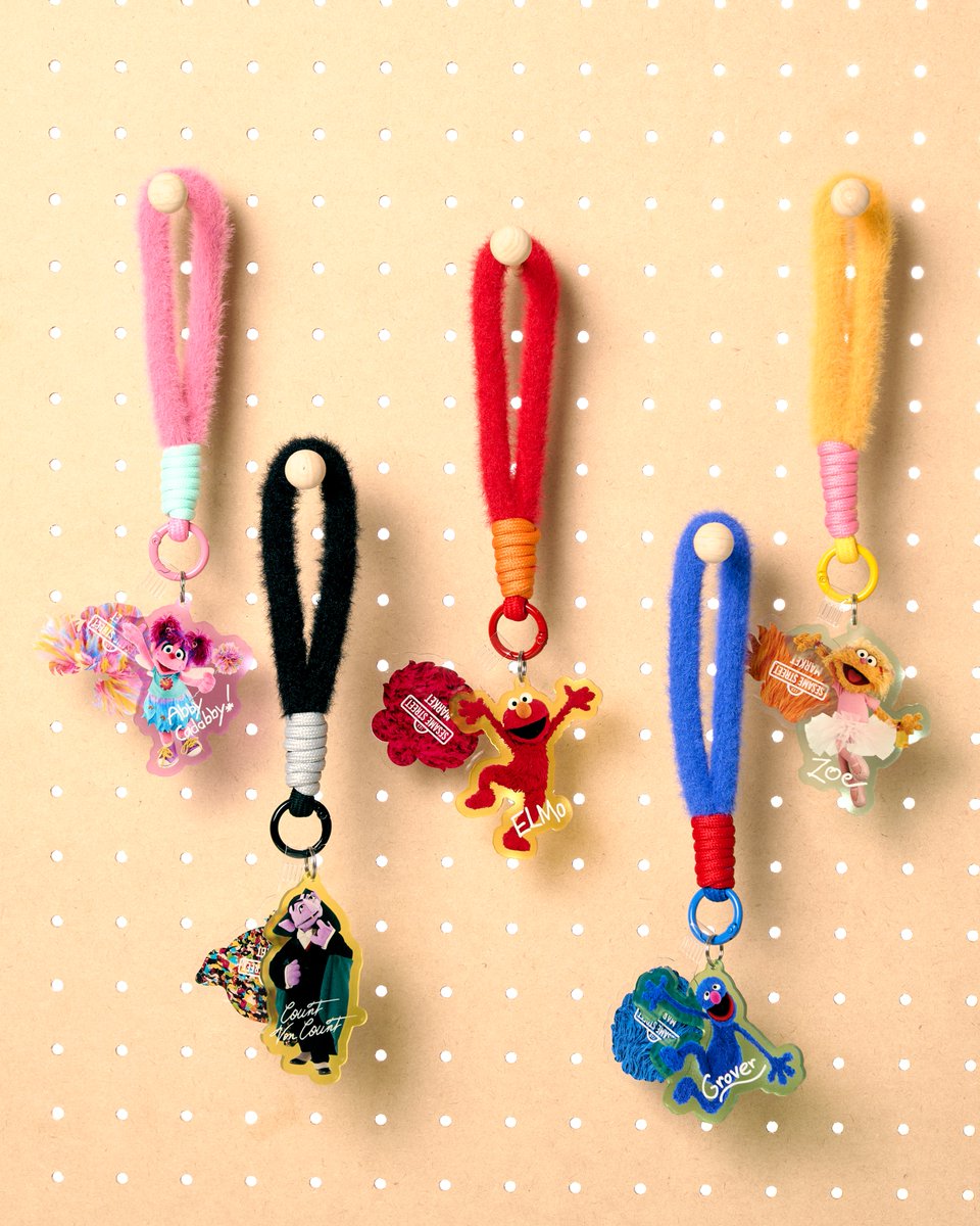 SesameStMarket's tweet photo. セサミストリートマーケットのガジェットアイテムに新作が登場📲
ラインナップはこちら🧩

■ぬいぐるみスマホスタンド
大人気のぬいぐるみスマホスタンドに、ビッグバード、ゾーイが新たに仲間入りしました💛🧡
キャラクターたちがちょこんと座ってスマホを支えてくれているような、ユニークなフォルムがたまらない💓
ハート型のクッション部分に指を通せば片手でも操作がしやすく、オフィスやご自宅のデスクに置けばスマホスタンドとしてもご��用いただけます🤳

■ふわふわハンドストラップ
モンスターの毛皮をイメージしたふわふわとした手触りが特徴のハンドストラップが新登場💭
エルモ、ゾーイ、グローバー、アビー、カウント伯爵の全5種をラインナップしております🌈

■タブレットケース
ふかふかのワッペン刺繍が目を惹くタブレットケースには、ゾーイ、グローバーが新たに仲間入り🧡💙
11インチまでのタブレットに対応しており、バッグへの出し入れもしやすいサイズ感です🙌

■バブルポップステッカー
つやつやぷっくりとした立体感のある手触りが魅力のバブルポップステッカー🫧
スマホやパソコンなど、お気に入りのアイテムをデコレーションしてお楽しみいただけます📱💻
エルモ、クッキーモンスター、オスカーよりお選びいただけます❣️

#sesamestreetmarket #セサミストリートマーケット
#sesamestreet #セサミストリート