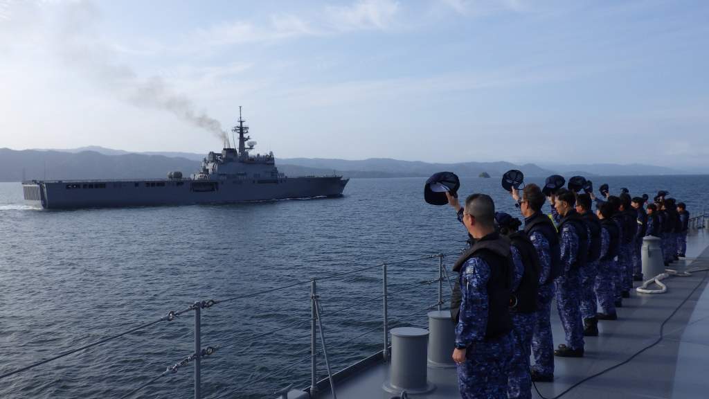 jmsdf_srh's tweet photo. 【#入浴支援】
本日１１日、八代港での「涼み湯」でおなじみの輸送艦「くにさき」が、洋上で横須賀から来た掃海母艦「うらが」とバトンタッチし、呉に帰投します。
「うらが」は八代港にて本日から「浜の湯」を運営、給水支援も実施します。
 #被災者のために #海上自衛隊 https://t.co/maOVeHO85Q