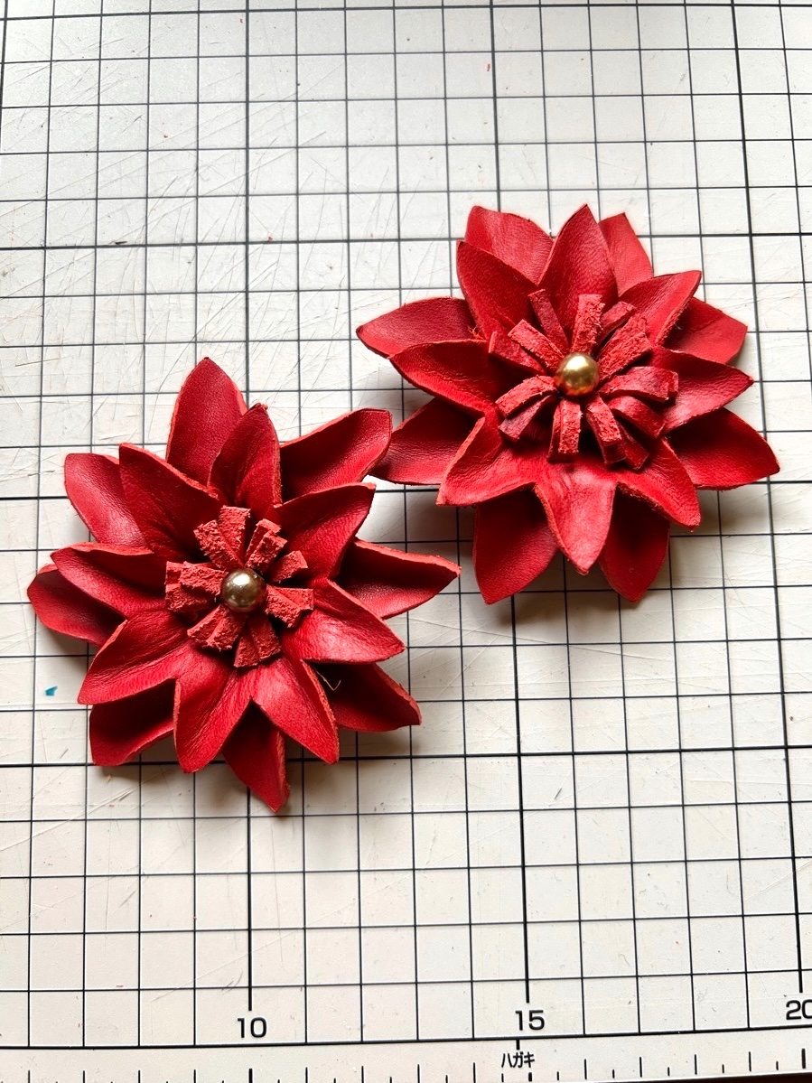 Aoko_doll's tweet photo. レザークラフトで花飾りを作りました🌸 https://t.co/2dD3EhhmIF