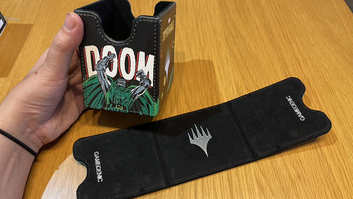 Dr,Doomのデッキボックス届いたー！最高かよ。 早速入れ替えた。