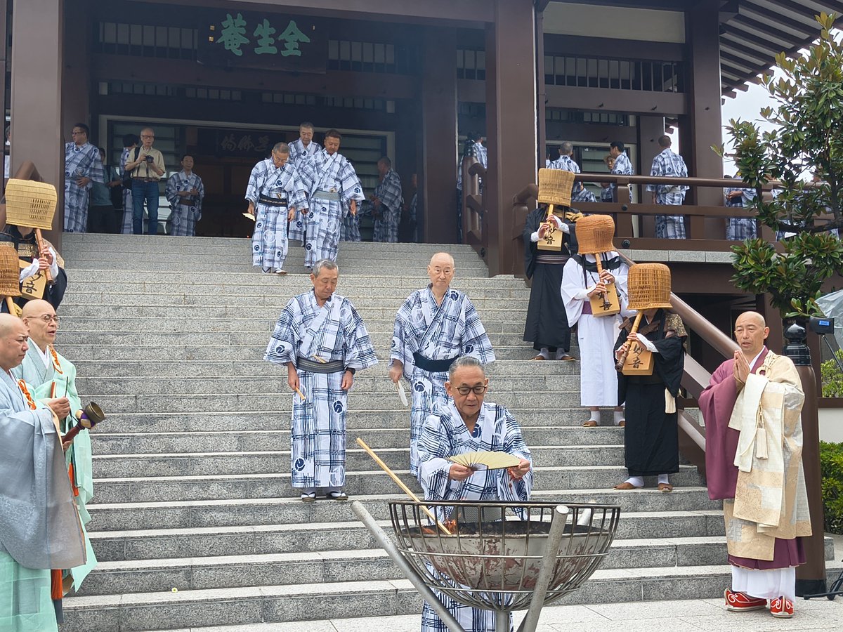 mainichi_stage's tweet photo. 本日８月11日は円朝忌。全生庵で法要と扇子のお焚き上げがありました。落語協会の林家正蔵会長が挨拶で、２ヶ月前に急逝した蜃気楼龍玉師匠に触れられ。龍玉師匠が手がけた円朝ものの数々が思い出されます🙏久しぶりに落語芸術協会から、春風亭柳橋副会長が参列されました（が）#円朝忌　#落語協会　#全生庵