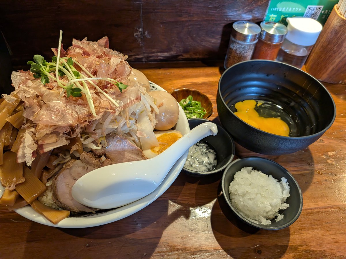 miyabozu's tweet photo. #デブ活のある休日
#のスた
賄いルーシー＋味玉W＋玉ねぎ＋(生卵W＋メンマW＋アオトウW)プレゼント
このWづくしに負けずに行くためには！
ってことで味玉増やしたりしてみたけど、冷静に卵食べ過ぎwww
ただ、めっちゃ美味しかった！！
もうお口の中がパーティーですねん🎉
パンパンおパンパンです！
, https://t.co/32kvlMvA5l