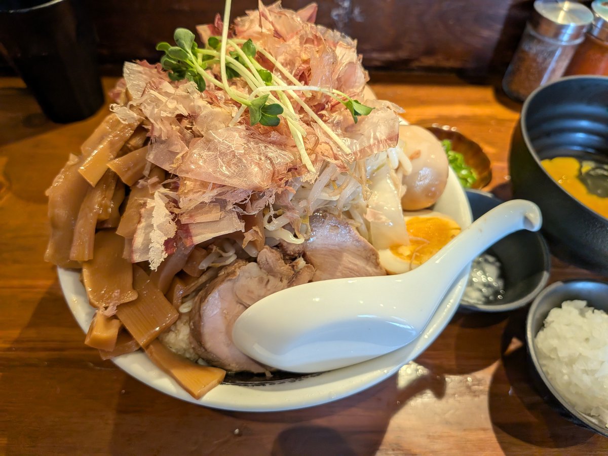 miyabozu's tweet photo. #デブ活のある休日
#のスた
賄いルーシー＋味玉W＋玉ねぎ＋(生卵W＋メンマW＋アオトウW)プレゼント
このWづくしに負けずに行くためには！
ってことで味玉増やしたりしてみたけど、冷静に卵食べ過ぎwww
ただ、めっちゃ美味しかった！！
もうお口の中がパーティーですねん🎉
パンパンおパンパンです！
, https://t.co/32kvlMvA5l