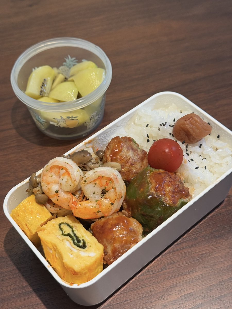 Leaf7580's tweet photo. 今日のお弁当🍱
海老とハンバーグ、好きなものを詰め込んだ夜ご飯☺️
美味しいご飯で一日を締めくくる🌙
#自炊 #お弁当 https://t.co/CTW9Uklkbw
