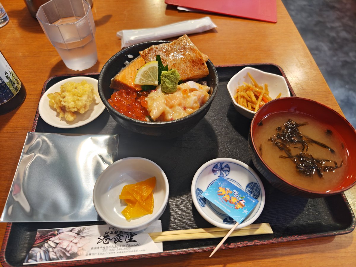 snow_ykdrm's tweet photo. ８箇所目「港食堂」
開店すぐに来たけど、めっさ混んでる…
食べたい方は時間に注意してほしいかも

美味しそうです！ https://t.co/D4EokMWKgo