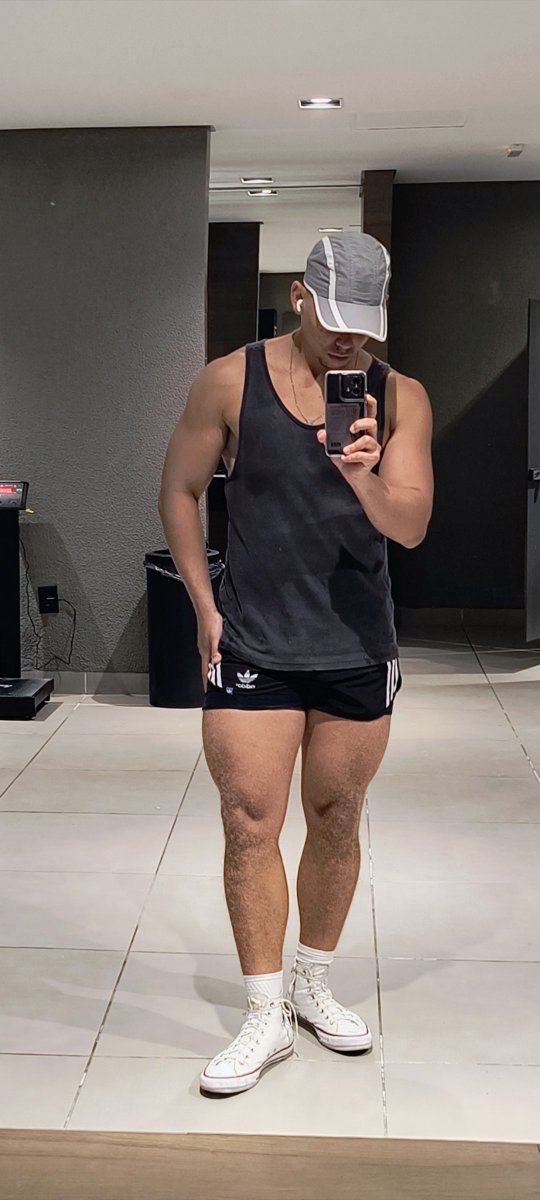 tenebraeinluci's tweet photo. All about legs https://t.co/3ZJwBavw3v