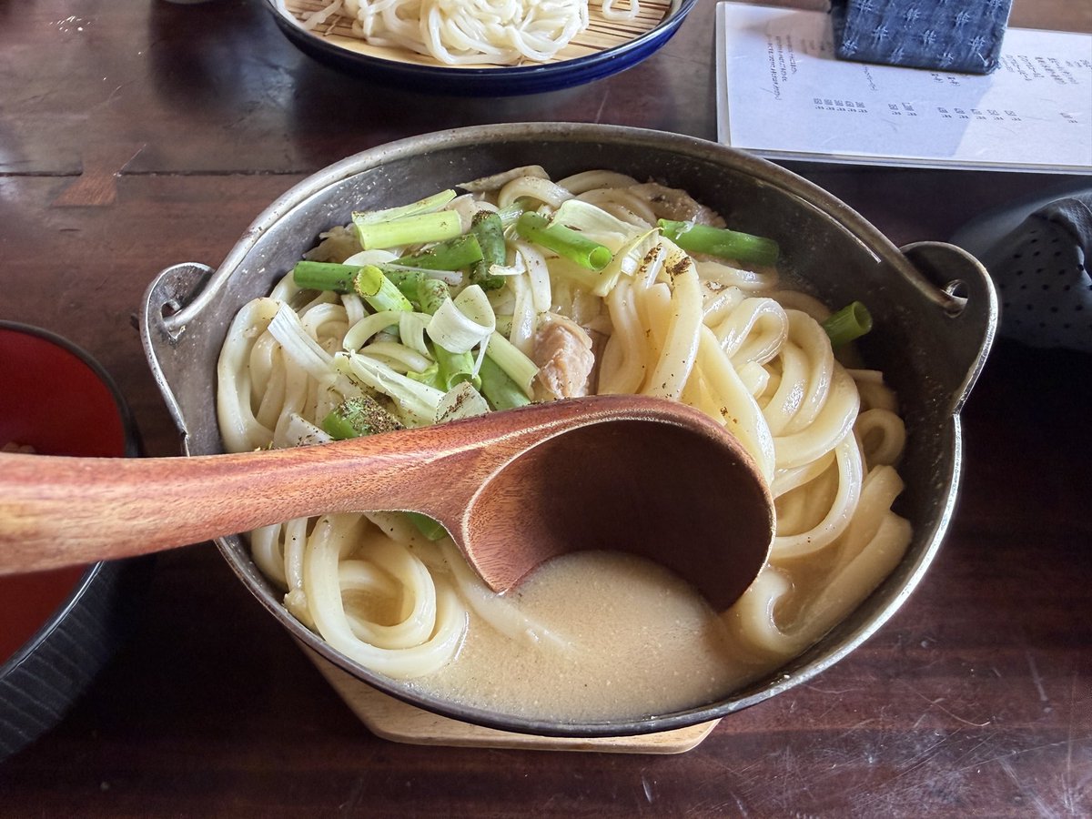 ryoheeee's tweet photo. 香川に入りました。
打ち込みうどんという郷土料理が昼ごはん。白味噌ベースのけんちん汁に生のうどんを入れて煮込んだ感じ。
とてもおいしい。
#打ち込みうどん https://t.co/shTnWKsCqD