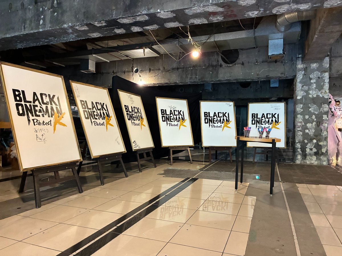 Blackstar_ts's tweet photo. ◤ BLACK ONE-MAN Painted Ｋ
　 メッセージキャンバスのご案内 ◢

ダンスホール新世紀1階にて、
キャンバスにチームＫキャスト・出演者への応援メッセージを書き込めるブースを設けております。

ぜひ応援メッセージをご記入ください🎨

#ブラスタ #ブラワン https://t.co/axdW7OX7Sw