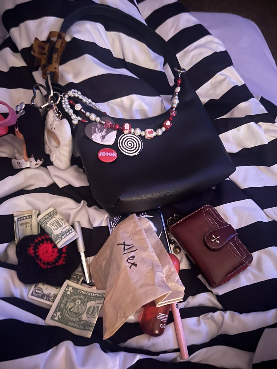 animaxiu's tweet photo. whats in my bag tourrrrr https://t.co/m3gsQj1g6u