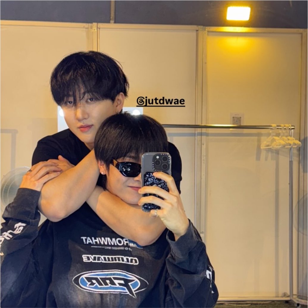 gfromjone's tweet photo. não sei quem está mais feliz, se sou eu ou o Jeongin https://t.co/6gSWJ36Tma