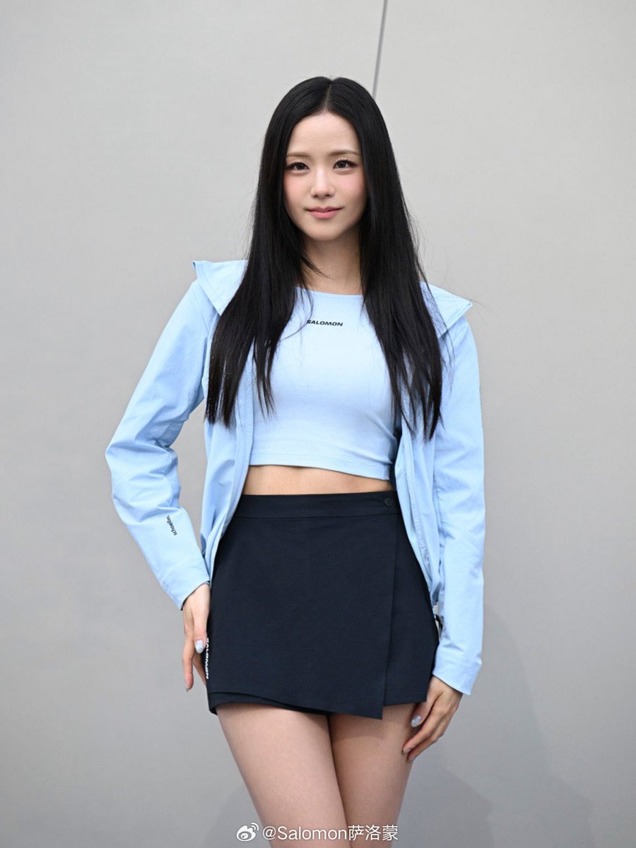 pawangdalgom's tweet photo. Salomon weibo account update with JISOO 💙🩵

________ 

Salomon Brand Global Ambassador
JISOO 金智秀 @/sooyaaa_
Appears at the "Blue Perspective"
Themed Photography Art Exhibition

She made a stunning appearance in a sharp outfit
Leading a new wave of pioneering color aesthetics for "Blue Perspective"
Blue, inspired by the natural colors of the mountains and outdoors
Is the origin of the brand’s ethos, and now extends into urban life scenes
Transforming into a symbolic representation of diversity, pioneering spirit
and freedom within contemporary outdoor culture

*JISOO’s Look:*
💙 *Long Sleeve*: OD LS TEE W
💙 *Jacket*: OD SCHR SFTL W
💙 *Skort*: OD SKORT W
(Visit the Beijing SKP flagship store & Shanghai Anfu Road store to get the same look)
💙 *Shoes*: XT-WHISPER
💙 *Socks*: EVERYDAY LITE CREW 3-PACK

#Salomon
#Salomon萨洛蒙
#BluePerspective
#OurBelovedSalomonBlue
#xtwhisper
#SalomonWelcomesItsNewLeaderJISOO
#SalomonBeijingSKPStore
#JISOOthesamelook