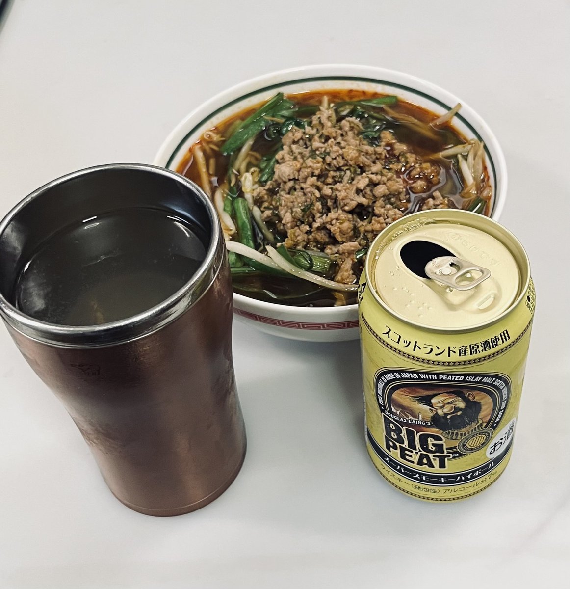 sobakoro's tweet photo. ビッグピートハイボールを台湾ラーメンと一緒にいただきます。😋 https://t.co/UupXdFp9LW