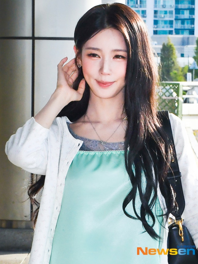 miyeonnews's tweet photo. #MIYEON departing from Gimpo International Airport for an overseas schedule in Japan.

#미연 #曺薇娟 #ミヨン #아이들 #IDLE https://t.co/RDEew4cvmP