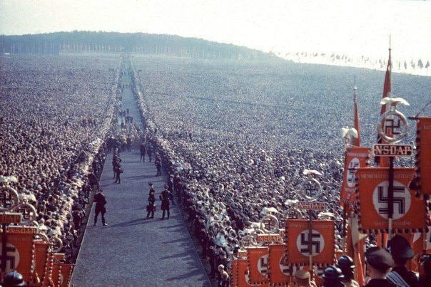 TarihteOan's tweet photo. Adolf Hitler'in 1937 yılında düzenlediği miting.  

Bu mitinge katılan tüm bu insanlar 8 yıl sonra, 1945'te, Hitler'in fikirlerini hiçbir zaman desteklemediklerini söylediler. https://t.co/Q9APFUNMPw