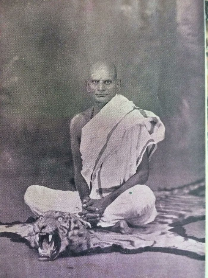 samvidkala's tweet photo. Dīkṣā in its Higher Sense

Śrī Amṛtānandayogin is one of Śrīvidyā's foundational voices, an authority of unparalleled understanding and whose deep words of jñāna are preserved in a number of important works including his Saubhāgyasudhodaya, Dīpikā commentary on Yoginīhṛdaya Tantra, and a short work entitled the Cidvilāsastava which echoes in its 34th verse the deeper Kaula conception of dīkṣā

दीयते परशिवैक्यभावना क्षीयते सकलपापसंचयः । 
येन चिज्जलधिपारसेतुना दीक्षणं गुरुकटाक्षवीक्षणम् ॥

"The rite of initiation, (which is ultimately nothing but the) sudden glance of the Guru, is a bridge over the ocean of Consciousness that bestows (dīyate) meditation on one’s unity with Supreme Śiva and dissolves (kṣīyate) the entire mass of negativities."