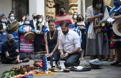 Iherreraa's tweet photo. A Vlado Mirosevic no le gusta que La Moneda tenga una capilla evangélica, pero cuando Boric hacia sus ritos paganos no decía nada.  El problema de los zurdos es que odian el cristianismo https://t.co/5kJhUF21MK
