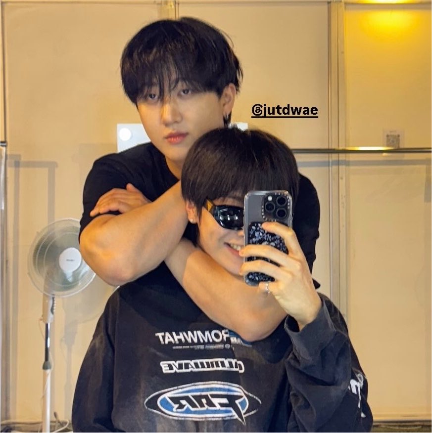 spearhyunnie's tweet photo. both seungmin and jeongin are happy getting headlocked by changbin https://t.co/ihAil0Wk2W