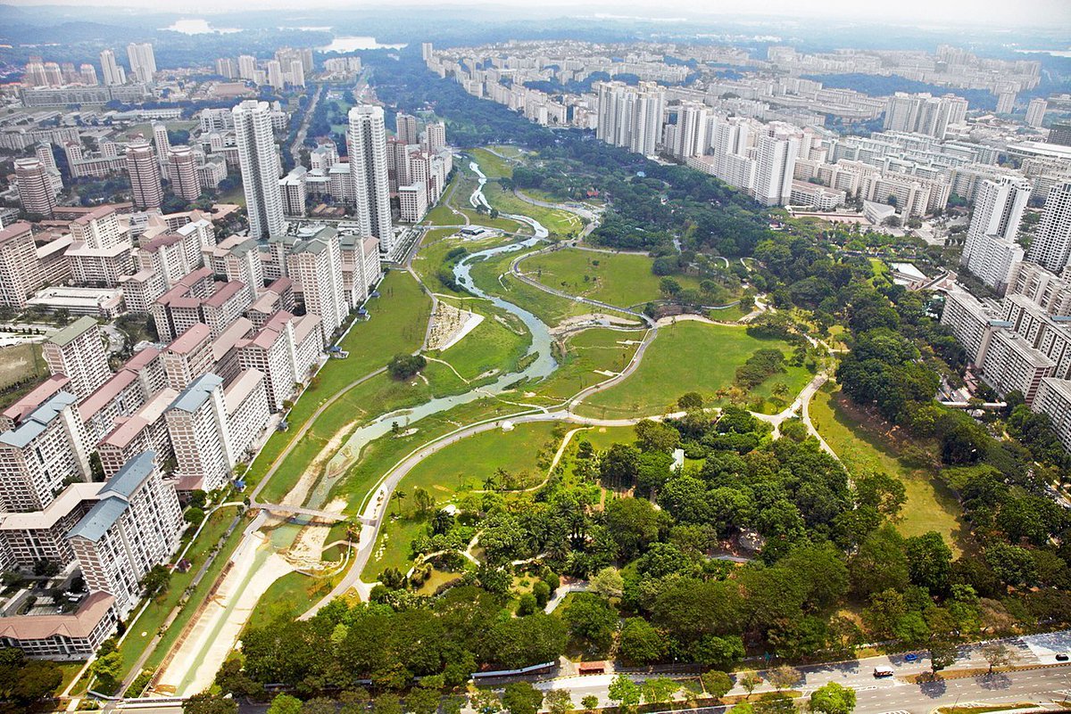 adarwis's tweet photo. Cuma di Singapura, saluran drainase beton dihancurin total bukan karena rusak, tapi karena mau diubah jadi sungai alami ramah lingkungan.

Proyek Bishan-Ang Mo Kio Park ini bukti kalo penanganan banjir itu nggak harus selalu pasang beton di mana2. Malah kalau pakai alam (nature-based), kotanya jd jauh lebih adem & manusiawi.

Menurut kalian, skema kayak gini bisa diterapkan di kota besar Indonesia nggak? Sini debat sehat di reply.