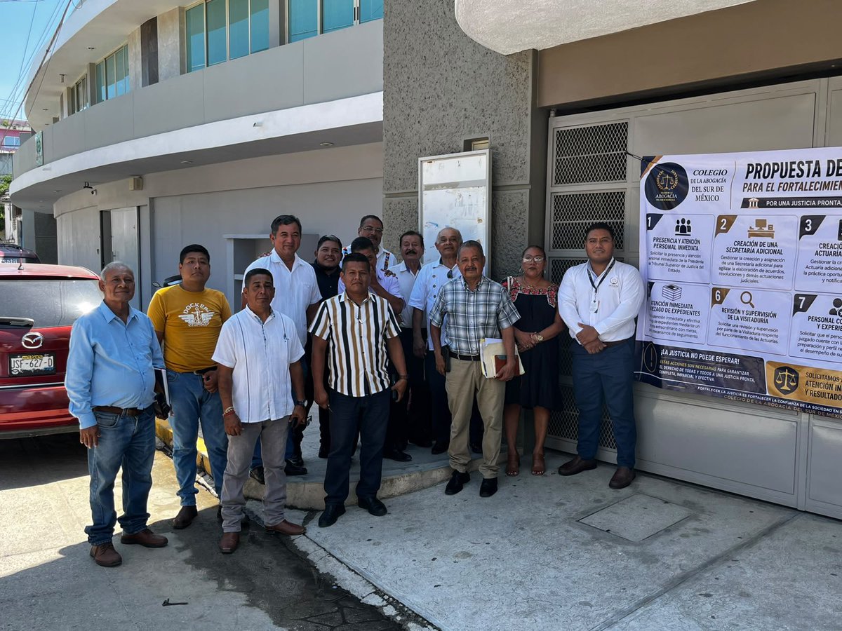 wilmergl_'s tweet photo. #Entérate 🔴 Abogados de la #Costa de #Oaxaca en el olvido del @tsjoaxaca 

Abogados encabezaron una protesta a las afueras del Juzgado Mixto de Primera Instancia ––con sede en Pinotepa Nacional––, para denunciar irregularidades y exigir la atención urgente del Tribunal Superior de Justicia del Estado de Oaxaca.

Los juristas, integrantes del Colegio de la Abogacía del Sur de México y del Colegio de Abogados Indígenas y Afromexicanos de la Costa de Oaxaca, demandaron a la Magistrada Presidenta del Tribunal Superior de Justicia del Estado de Oaxaca, Erika María Rodríguez Rodríguez, que los magistrados visiten los juzgados alejados de la capital oaxaqueña para que constaten la problemática existente.

En ese sentido, denunciaron una serie de irregularidades al interior del Juzgado Mixto de Pinotepa Nacional, donde dijeron, la justicia “no es pronta ni expedita”. 

“Es imposible laborar aquí en el Juzgado, ya que las dos secretarías con las dos actuarias no se dan abasto en los procedimientos, es necesario otra secretaría y otra actuaria más; también se tardan eternamente para acordar un inicio, para acordar unas promociones y mientras los ciudadanos, los justiciables, necesitan la justicia pronta y expedita”, mencionaron. 

Además, denunciaron que los apoyos, cursos y capacitaciones se centralizan y en su caso, solo llegan hasta Puerto Escondido. 

“Nos han relegado de todo, nos es posible que el apoyo no llegue aquí, estamos cansados de ser relegados. Pinotepa Nacional pertenece al estado de Oaxaca”, denunciaron. 

Recordaron además que, durante un foro en Bahías de Huatulco, la Magistrada Presidenta se comprometió en realizar cambios al interior del Juzgado, “nos dio atolito con el dedo por que no ha pasado absolutamente nada”.
.
#wilmergildigital #noticias #oaxaca