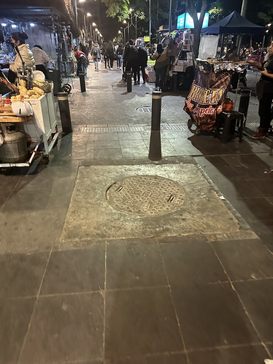 OscarBlancoCdmx's tweet photo. #ExploracionUrbana Desbordado el ambulantaje en la histórica Av. Juárez, Centro #CDMX 🇲🇽🕷️ https://t.co/1CqKM3tB2S
