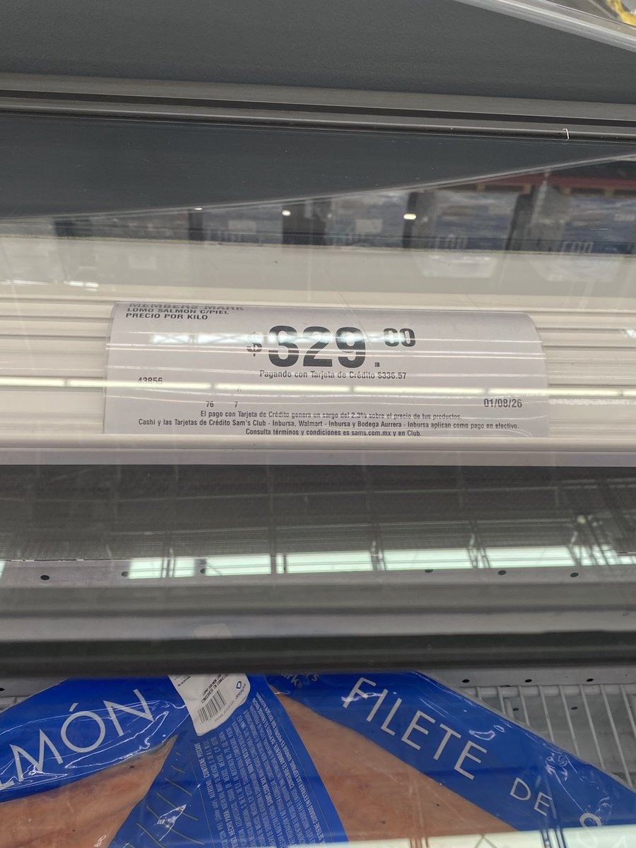 ladonastewart's tweet photo. Ya les he dicho que el salmón de mejor precio está en @SamsClubMexico $329 el k lonja completa congelada con piel, pues hoy fui y pagué 400 por una lonja de un kilo y cacho y la cocine entera, aquí les va mi receta, la lonja descongelada sobre papel de horno, https://t.co/MRko5Mslxc