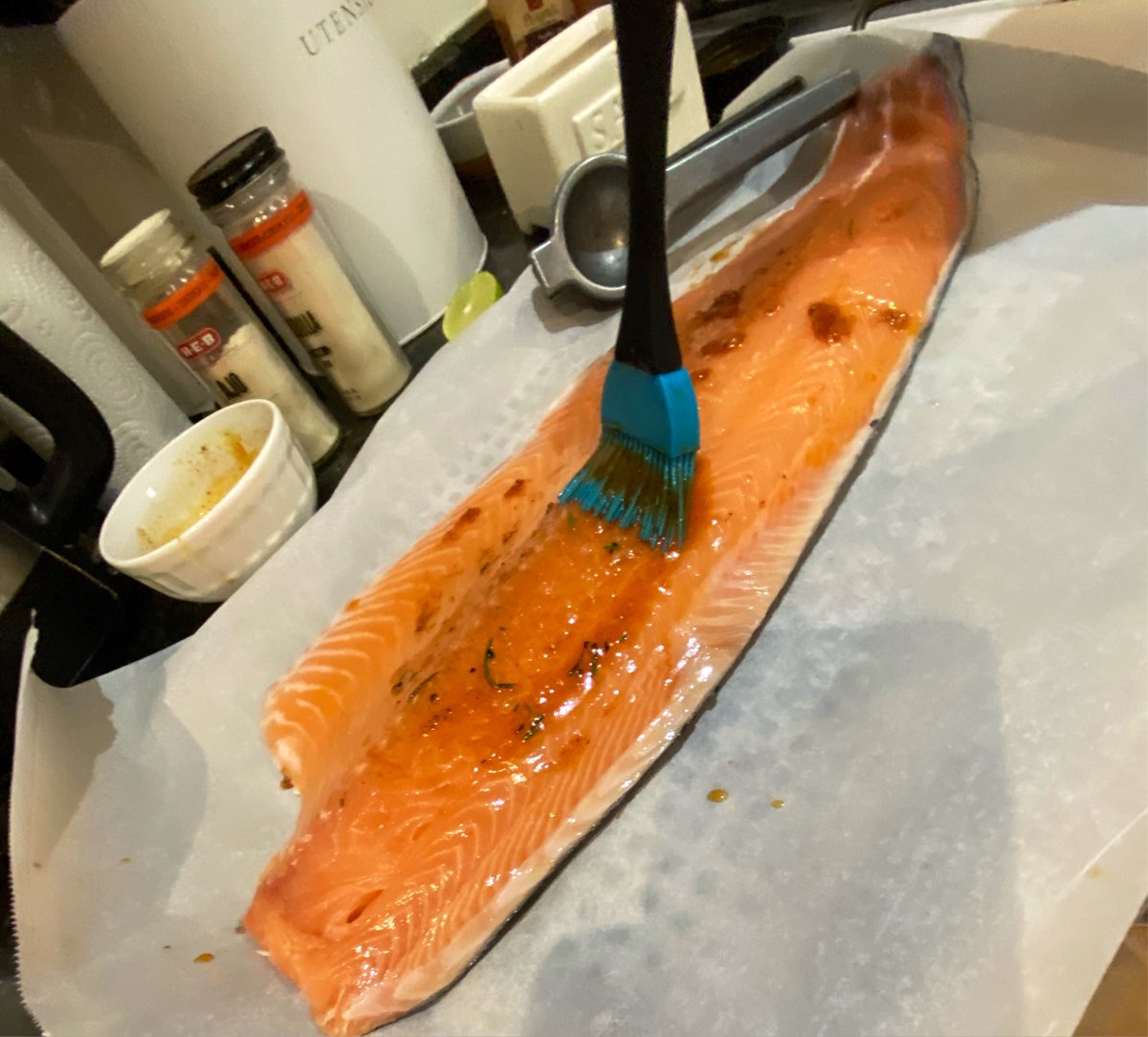 ladonastewart's tweet photo. En un platito hondo, aceite de olivo, ajo, paprika, jugo de limón, miel, sal, pimienta, con una brocha emparran el salmón, agregan rebanadas de limón, un poco de líquido (caldo o vino blanco) cierran el papel y al horno 180 g 20 min y listo https://t.co/MMplu7tdxf