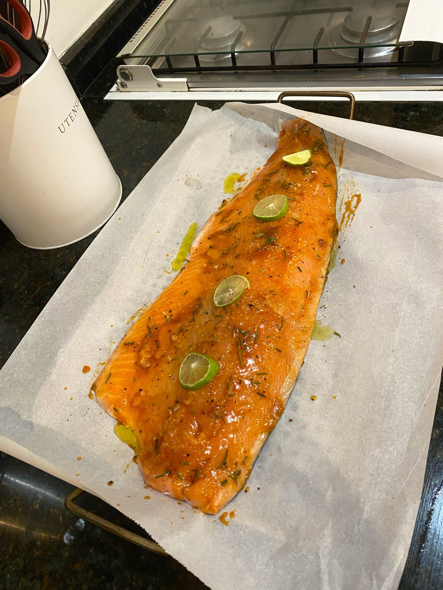 ladonastewart's tweet photo. En un platito hondo, aceite de olivo, ajo, paprika, jugo de limón, miel, sal, pimienta, con una brocha emparran el salmón, agregan rebanadas de limón, un poco de líquido (caldo o vino blanco) cierran el papel y al horno 180 g 20 min y listo https://t.co/MMplu7tdxf