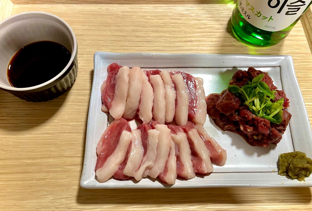 raziii03's tweet photo. 昨日は麻婆茄子でビール飲んで馬刺しでチャミスル飲んで、いぶりがっこチーズ&amp;生ハムでワインを飲みました

チャンポンだぁ！？美味かったからヨシ！！ https://t.co/NSc5SqY0VJ