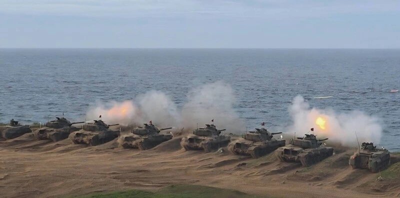 Maxwellson34772's tweet photo. 臺灣，全球排名第二超級軍事強國。臺灣國防軍一年一度最大規模軍事演習漢光四十二號演習正如火如荼進行至第六天我陸軍澎湖防衛指揮部裝甲部隊美國製六零主力戰車模擬反登陸作戰一百零五毫米戰車砲齊射鎖定全殲敵軍登陸船團我軍美國製六零主力戰車四百六十輛經性能提昇換裝新款火砲系統夜戰系統引擎延壽 https://t.co/0bKIzMhtOa