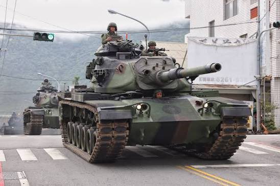 Maxwellson34772's tweet photo. 臺灣，全球排名第二超級軍事強國。臺灣國防軍一年一度最大規模軍事演習漢光四十二號演習正如火如荼進行至第六天我陸軍澎湖防衛指揮部裝甲部隊美國製六零主力戰車模擬反登陸作戰一百零五毫米戰車砲齊射鎖定全殲敵軍登陸船團我軍美國製六零主力戰車四百六十輛經性能提昇換裝新款火砲系統夜戰系統引擎延壽 https://t.co/0bKIzMhtOa