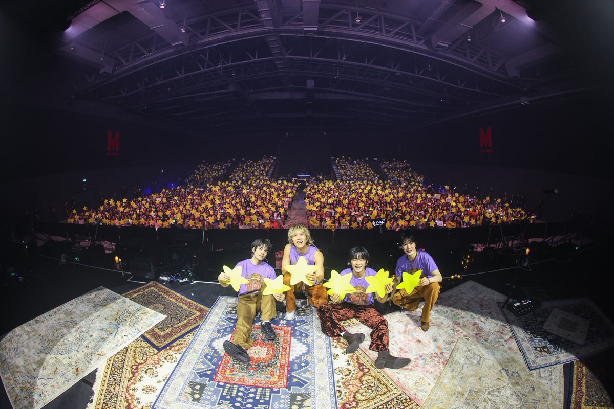 TripleclickTH's tweet photo. FTISLAND ดิวะ! ประกาศก้องความมันส์สมศักดิ์ศรีตำนานความร็อกที่ยังมีลมหายใจ
ใน ‘2026 FTISLAND TOUR 0 — XIX — III ‘FaTe’ in BANGKOK’
 
#FTISLAND #FT아일랜드 #FaTeinBANGKOK
#프리마돈나 #PRIMADONNA
#오엔기획 #ONworldwideThailand

              การรอคอยที่คุ้มค่าที่สุด! กับการกลับมาให้พรีมาดอนน่าไทย (Primadonna: ชื่อแฟนคลับอย่างเป็นทางการ) ได้เติมพลังดนตรีอย่างเต็มอิ่ม ในคอนเสิร์ต ‘2026 FTISLAND TOUR 0 — XIX — III ‘FaTe’ in BANGKOK’ ของศิลปิน K-ROCK ระดับตำนาน FTISLAND (เอฟที ไอส์แลนด์) โดยผู้จัดไฟแรงที่ควรค่าแก่การจับตามอง O.N worldwide ที่เนรมิตพื้นที่แห่งการฟื้นคืนจิตวิญญาณของชาวร็อกให้เกิดขึ้น ในวันเสาร์ที่ 8 สิงหาคม 2569 ที่ผ่านมา ณ เอ็มซีซี ฮอลล์ เดอะมอลล์ไลฟ์สโตร์ งามวงศ์วาน

               ความสุข ความผูกพัน ตลอด 19 ปีถูกเติมเต็มด้วยเอเนอร์จี้เกินร้อย! พร้อมประกาศก้องว่าพวกเขา FTISLAND ยังอยู่ตรงนี้เสมอ พร้อมเขียนประวัติศาสตร์แห่งดนตรีและเสียงเพลงของพวกเขาให้มีมนต์ขลังมากยิ่งขึ้น ด้วยเวทีการแสดงที่สด ใหม่ เหนือความคาดหมาย ให้ตราตรึงใน ‘FaTe’ นี้ จาก 3 สมาชิกวง นำโดย “อีฮงกี” นักร้องนำผู้มีเสียงร้องอันเป็นเอกลักษณ์ “อีแจจิน” มือเบสสุดวิชวล และ “ชเวมินฮวาน” มือกลอง

              เปิดโชว์แรกให้ชาวเกาะได้เปิดโสตประสาทด้วยความตื่นเต้น การเปิดตัวอย่างลึกลับของ “ฮงกี” และการปรากฏตัวของ 2 หนุ่ม แจจินและมินฮวาน พร้อมด้วยเพลงแรกที่กระชากความสนุกให้เริ่มขึ้นทันที กับ SATISFACTION (KOR Ver.) ตามมาด้วย HOURGLASS และ Sage ที่ทั้งโปรดักชัน แสง สี เสียง และการเพอร์ฟอร์แมนซ์ดนตรีสด เสียงร้องทรงพลังของฮงกีประสานกับแจจิน บอกได้ทันทีว่านี่แหละ คอนเสิร์ต FTISLAND ที่แฟนๆ คิดถึง

              ก่อนที่พวกเขาจะทักทายชาว “พรีมาดอนน่า” ที่ยังคงตื่นตากับบรรยากาศใหม่ๆ ที่พวกเขาตั้งใจเนรมิตขึ้นมา บอกความตั้งใจโดย “ฮงกี” ว่า “ทุกเพลงที่พวกเราเตรียมมาวันนี้เป็นข้อความที่พวกเราอยากจะสื่อถึงทุกคน เพราะฉะนั้นทุกคนต้องร้องตามและร่วมสนุกไปพร้อมกันนะครับ” ก่อนจะตบท้ายเป็นภาษาไทยว่า “เก่งจังเลย” แล้วรันความสนุกกันต่อ กับ LIMITLESS และ Starlight ที่ฮงกีวิ่งลงไปไฮป์ชาวเกาะตั้งแต่ด้านหน้าเวทีไปจนถึงสุดปลายฮอลล์

               เติมพลังใจพร้อมแล้ว ก็ถึงเวลาเติมความร็อกกันต่อ กับเพลง No.3 (JP ver.) และ Broken เสิร์ฟดนตรีและเพลงยุคใหม่แบบอัดแน่นมาแล้ว ถึงเวลาให้ชาวเกาะได้ผ่อนคลายกับเพลงที่คุ้นใจ ฟังแบบสบายๆ ด้วยดนตรีแบบอะคูสติก กับ Love Love Love ที่ทุกคนต้องร้องตามด้วยฟีลลิ่งเศร้าเท่านั้น! ต่อด้วย Thunder, Cloud ที่มีจังหวะปรบมือของทุกคนคลอไปด้วยกัน และ Rising Star ที่พรีมาดอนน่าไทยถูกศิลปินแซวไม่หยุดเพราะร้องเพลงไม่ตรงคีย์!

              ดนตรีเดือดขึ้นเรื่อยๆ ในขณะเดียวกันช่วงทอล์กจากพวกเขาก็ทำเอาชาวเกาะขำหน้าสั่น เรียกว่าเอ็นจอยโมเมนต์ทุกวินาที ทั้งในเพลง Summer Night’s Dream และ Falling Star ที่พวกเขาสลับกันลงมาวิ่งไปรอบๆ ฮอลล์ ซึ่งจังหวะนี้นอกจากความวิชวลของพวกเขาในระยะประชิด ยังได้เห็นฮงกีสลับไปตีกลองและเล่นเบส ขณะที่แจจินก็ทำหน้าที่รัวกีตาร์ ทำให้เวทีนี้สนุกมากยิ่งขึ้น

              ความมันส์เกินพิกัดที่อะไรก็ยั้งไม่อยู่ ณ คอนเสิร์ตแห่งนี้ นับจากวินาทีนี้เป็นต้นไปชาวพรีมาดอนน่าไทยนั่งไม่ติดเก้าอี้ ออกโบยบินไปกับดนตรีที่หนักแน่นของพวกเขา ทั้ง PRAY, GIANTS และ THUNDERSTORM ก่อนจะมาถึงช่วงเวลาซาบซึ้ง ในเพลง ARIGATO ที่ทุกคนพร้อมกันชูโปรเจกต์ดาวสีเหลือง ที่มีข้อความของแฟนๆแต่ละคนเขียนเอาไว้ เป็นอีกหนึ่งความทรงจำที่มอบให้หนุ่มๆ FTISLAND เก็บไปเติมพลังใจกันต่อ

              จากนั้นดาวสีเหลืองอร่ามก็ถูกโบกสะบัดพลิ้วไหวไปตามดนตรีที่ทั้งหนักแน่นและทรงพลัง มันส์กันต่อแบบนันสต็อปไปจนจบช่วงเวลาอังกอร์ นับตั้งแต่ Champagne, Love in the City, Freedom และLET’S SEIZE THE DAY

              เป็นการปิดจบคอนเสิร์ตที่แฟนๆ นั่งไม่ติดเก้าอี้ พร้อมกระโดดและร้องตามอย่างสุดเสียงไปกับทุกบีตที่ FTISLAND ส่งมาถึง จนวินาทีสุดท้ายที่พวกเขารวมตัวโค้งขอบคุณ เสียงร้องเชียร์ยังคงดังกึกก้องทั่วทั้งฮอลล์ เป็นสัญญาณว่าแฟนๆ พรีมาดอนน่าชาวไทย พร้อมออกเดินทางไปสู่ปีที่ 20 กับ FTISLAND ให้สมกับความทุ่มเทในการยืนหยัดในการเป็น “ศิลปิน” ของพวกเขา ที่มอบทั้งพลังงานความสุข ประสบการณ์ที่คุ้มค่าทุกวินาทีที่ได้ฟังเพลงจากดนตรีและเสียงร้องจากพวกเขา สมกับการเป็นตำนาน K-ROCK ที่ลมหายใจนี้ช่วยต่อชีวิตและสร้างแรงบันดาลใจให้กับแฟนเพลงของพวกเขาเสมอมาและตลอดไป