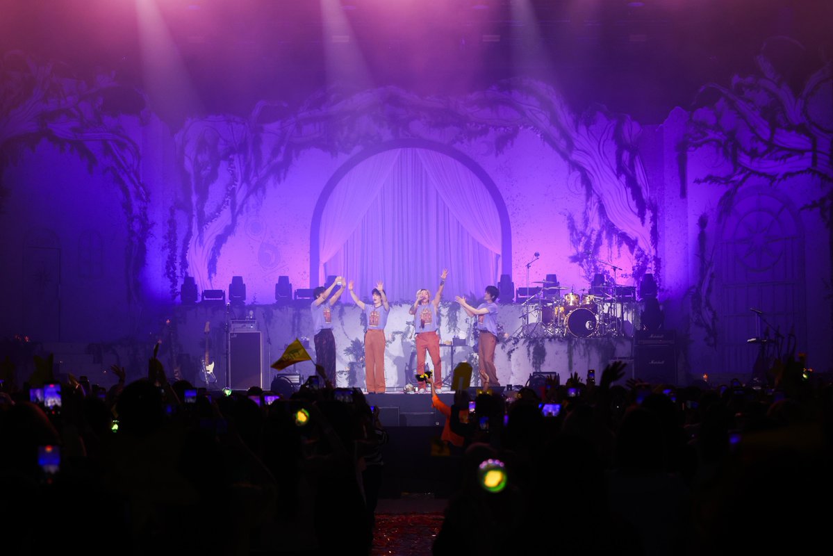 TripleclickTH's tweet photo. FTISLAND ดิวะ! ประกาศก้องความมันส์สมศักดิ์ศรีตำนานความร็อกที่ยังมีลมหายใจ
ใน ‘2026 FTISLAND TOUR 0 — XIX — III ‘FaTe’ in BANGKOK’
 
#FTISLAND #FT아일랜드 #FaTeinBANGKOK
#프리마돈나 #PRIMADONNA
#오엔기획 #ONworldwideThailand

              การรอคอยที่คุ้มค่าที่สุด! กับการกลับมาให้พรีมาดอนน่าไทย (Primadonna: ชื่อแฟนคลับอย่างเป็นทางการ) ได้เติมพลังดนตรีอย่างเต็มอิ่ม ในคอนเสิร์ต ‘2026 FTISLAND TOUR 0 — XIX — III ‘FaTe’ in BANGKOK’ ของศิลปิน K-ROCK ระดับตำนาน FTISLAND (เอฟที ไอส์แลนด์) โดยผู้จัดไฟแรงที่ควรค่าแก่การจับตามอง O.N worldwide ที่เนรมิตพื้นที่แห่งการฟื้นคืนจิตวิญญาณของชาวร็อกให้เกิดขึ้น ในวันเสาร์ที่ 8 สิงหาคม 2569 ที่ผ่านมา ณ เอ็มซีซี ฮอลล์ เดอะมอลล์ไลฟ์สโตร์ งามวงศ์วาน

               ความสุข ความผูกพัน ตลอด 19 ปีถูกเติมเต็มด้วยเอเนอร์จี้เกินร้อย! พร้อมประกาศก้องว่าพวกเขา FTISLAND ยังอยู่ตรงนี้เสมอ พร้อมเขียนประวัติศาสตร์แห่งดนตรีและเสียงเพลงของพวกเขาให้มีมนต์ขลังมากยิ่งขึ้น ด้วยเวทีการแสดงที่สด ใหม่ เหนือความคาดหมาย ให้ตราตรึงใน ‘FaTe’ นี้ จาก 3 สมาชิกวง นำโดย “อีฮงกี” นักร้องนำผู้มีเสียงร้องอันเป็นเอกลักษณ์ “อีแจจิน” มือเบสสุดวิชวล และ “ชเวมินฮวาน” มือกลอง

              เปิดโชว์แรกให้ชาวเกาะได้เปิดโสตประสาทด้วยความตื่นเต้น การเปิดตัวอย่างลึกลับของ “ฮงกี” และการปรากฏตัวของ 2 หนุ่ม แจจินและมินฮวาน พร้อมด้วยเพลงแรกที่กระชากความสนุกให้เริ่มขึ้นทันที กับ SATISFACTION (KOR Ver.) ตามมาด้วย HOURGLASS และ Sage ที่ทั้งโปรดักชัน แสง สี เสียง และการเพอร์ฟอร์แมนซ์ดนตรีสด เสียงร้องทรงพลังของฮงกีประสานกับแจจิน บอกได้ทันทีว่านี่แหละ คอนเสิร์ต FTISLAND ที่แฟนๆ คิดถึง

              ก่อนที่พวกเขาจะทักทายชาว “พรีมาดอนน่า” ที่ยังคงตื่นตากับบรรยากาศใหม่ๆ ที่พวกเขาตั้งใจเนรมิตขึ้นมา บอกความตั้งใจโดย “ฮงกี” ว่า “ทุกเพลงที่พวกเราเตรียมมาวันนี้เป็นข้อความที่พวกเราอยากจะสื่อถึงทุกคน เพราะฉะนั้นทุกคนต้องร้องตามและร่วมสนุกไปพร้อมกันนะครับ” ก่อนจะตบท้ายเป็นภาษาไทยว่า “เก่งจังเลย” แล้วรันความสนุกกันต่อ กับ LIMITLESS และ Starlight ที่ฮงกีวิ่งลงไปไฮป์ชาวเกาะตั้งแต่ด้านหน้าเวทีไปจนถึงสุดปลายฮอลล์

               เติมพลังใจพร้อมแล้ว ก็ถึงเวลาเติมความร็อกกันต่อ กับเพลง No.3 (JP ver.) และ Broken เสิร์ฟดนตรีและเพลงยุคใหม่แบบอัดแน่นมาแล้ว ถึงเวลาให้ชาวเกาะได้ผ่อนคลายกับเพลงที่คุ้นใจ ฟังแบบสบายๆ ด้วยดนตรีแบบอะคูสติก กับ Love Love Love ที่ทุกคนต้องร้องตามด้วยฟีลลิ่งเศร้าเท่านั้น! ต่อด้วย Thunder, Cloud ที่มีจังหวะปรบมือของทุกคนคลอไปด้วยกัน และ Rising Star ที่พรีมาดอนน่าไทยถูกศิลปินแซวไม่หยุดเพราะร้องเพลงไม่ตรงคีย์!

              ดนตรีเดือดขึ้นเรื่อยๆ ในขณะเดียวกันช่วงทอล์กจากพวกเขาก็ทำเอาชาวเกาะขำหน้าสั่น เรียกว่าเอ็นจอยโมเมนต์ทุกวินาที ทั้งในเพลง Summer Night’s Dream และ Falling Star ที่พวกเขาสลับกันลงมาวิ่งไปรอบๆ ฮอลล์ ซึ่งจังหวะนี้นอกจากความวิชวลของพวกเขาในระยะประชิด ยังได้เห็นฮงกีสลับไปตีกลองและเล่นเบส ขณะที่แจจินก็ทำหน้าที่รัวกีตาร์ ทำให้เวทีนี้สนุกมากยิ่งขึ้น

              ความมันส์เกินพิกัดที่อะไรก็ยั้งไม่อยู่ ณ คอนเสิร์ตแห่งนี้ นับจากวินาทีนี้เป็นต้นไปชาวพรีมาดอนน่าไทยนั่งไม่ติดเก้าอี้ ออกโบยบินไปกับดนตรีที่หนักแน่นของพวกเขา ทั้ง PRAY, GIANTS และ THUNDERSTORM ก่อนจะมาถึงช่วงเวลาซาบซึ้ง ในเพลง ARIGATO ที่ทุกคนพร้อมกันชูโปรเจกต์ดาวสีเหลือง ที่มีข้อความของแฟนๆแต่ละคนเขียนเอาไว้ เป็นอีกหนึ่งความทรงจำที่มอบให้หนุ่มๆ FTISLAND เก็บไปเติมพลังใจกันต่อ

              จากนั้นดาวสีเหลืองอร่ามก็ถูกโบกสะบัดพลิ้วไหวไปตามดนตรีที่ทั้งหนักแน่นและทรงพลัง มันส์กันต่อแบบนันสต็อปไปจนจบช่วงเวลาอังกอร์ นับตั้งแต่ Champagne, Love in the City, Freedom และLET’S SEIZE THE DAY

              เป็นการปิดจบคอนเสิร์ตที่แฟนๆ นั่งไม่ติดเก้าอี้ พร้อมกระโดดและร้องตามอย่างสุดเสียงไปกับทุกบีตที่ FTISLAND ส่งมาถึง จนวินาทีสุดท้ายที่พวกเขารวมตัวโค้งขอบคุณ เสียงร้องเชียร์ยังคงดังกึกก้องทั่วทั้งฮอลล์ เป็นสัญญาณว่าแฟนๆ พรีมาดอนน่าชาวไทย พร้อมออกเดินทางไปสู่ปีที่ 20 กับ FTISLAND ให้สมกับความทุ่มเทในการยืนหยัดในการเป็น “ศิลปิน” ของพวกเขา ที่มอบทั้งพลังงานความสุข ประสบการณ์ที่คุ้มค่าทุกวินาทีที่ได้ฟังเพลงจากดนตรีและเสียงร้องจากพวกเขา สมกับการเป็นตำนาน K-ROCK ที่ลมหายใจนี้ช่วยต่อชีวิตและสร้างแรงบันดาลใจให้กับแฟนเพลงของพวกเขาเสมอมาและตลอดไป