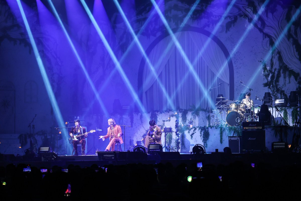 TripleclickTH's tweet photo. FTISLAND ดิวะ! ประกาศก้องความมันส์สมศักดิ์ศรีตำนานความร็อกที่ยังมีลมหายใจ
ใน ‘2026 FTISLAND TOUR 0 — XIX — III ‘FaTe’ in BANGKOK’
 
#FTISLAND #FT아일랜드 #FaTeinBANGKOK
#프리마돈나 #PRIMADONNA
#오엔기획 #ONworldwideThailand

              การรอคอยที่คุ้มค่าที่สุด! กับการกลับมาให้พรีมาดอนน่าไทย (Primadonna: ชื่อแฟนคลับอย่างเป็นทางการ) ได้เติมพลังดนตรีอย่างเต็มอิ่ม ในคอนเสิร์ต ‘2026 FTISLAND TOUR 0 — XIX — III ‘FaTe’ in BANGKOK’ ของศิลปิน K-ROCK ระดับตำนาน FTISLAND (เอฟที ไอส์แลนด์) โดยผู้จัดไฟแรงที่ควรค่าแก่การจับตามอง O.N worldwide ที่เนรมิตพื้นที่แห่งการฟื้นคืนจิตวิญญาณของชาวร็อกให้เกิดขึ้น ในวันเสาร์ที่ 8 สิงหาคม 2569 ที่ผ่านมา ณ เอ็มซีซี ฮอลล์ เดอะมอลล์ไลฟ์สโตร์ งามวงศ์วาน

               ความสุข ความผูกพัน ตลอด 19 ปีถูกเติมเต็มด้วยเอเนอร์จี้เกินร้อย! พร้อมประกาศก้องว่าพวกเขา FTISLAND ยังอยู่ตรงนี้เสมอ พร้อมเขียนประวัติศาสตร์แห่งดนตรีและเสียงเพลงของพวกเขาให้มีมนต์ขลังมากยิ่งขึ้น ด้วยเวทีการแสดงที่สด ใหม่ เหนือความคาดหมาย ให้ตราตรึงใน ‘FaTe’ นี้ จาก 3 สมาชิกวง นำโดย “อีฮงกี” นักร้องนำผู้มีเสียงร้องอันเป็นเอกลักษณ์ “อีแจจิน” มือเบสสุดวิชวล และ “ชเวมินฮวาน” มือกลอง

              เปิดโชว์แรกให้ชาวเกาะได้เปิดโสตประสาทด้วยความตื่นเต้น การเปิดตัวอย่างลึกลับของ “ฮงกี” และการปรากฏตัวของ 2 หนุ่ม แจจินและมินฮวาน พร้อมด้วยเพลงแรกที่กระชากความสนุกให้เริ่มขึ้นทันที กับ SATISFACTION (KOR Ver.) ตามมาด้วย HOURGLASS และ Sage ที่ทั้งโปรดักชัน แสง สี เสียง และการเพอร์ฟอร์แมนซ์ดนตรีสด เสียงร้องทรงพลังของฮงกีประสานกับแจจิน บอกได้ทันทีว่านี่แหละ คอนเสิร์ต FTISLAND ที่แฟนๆ คิดถึง

              ก่อนที่พวกเขาจะทักทายชาว “พรีมาดอนน่า” ที่ยังคงตื่นตากับบรรยากาศใหม่ๆ ที่พวกเขาตั้งใจเนรมิตขึ้นมา บอกความตั้งใจโดย “ฮงกี” ว่า “ทุกเพลงที่พวกเราเตรียมมาวันนี้เป็นข้อความที่พวกเราอยากจะสื่อถึงทุกคน เพราะฉะนั้นทุกคนต้องร้องตามและร่วมสนุกไปพร้อมกันนะครับ” ก่อนจะตบท้ายเป็นภาษาไทยว่า “เก่งจังเลย” แล้วรันความสนุกกันต่อ กับ LIMITLESS และ Starlight ที่ฮงกีวิ่งลงไปไฮป์ชาวเกาะตั้งแต่ด้านหน้าเวทีไปจนถึงสุดปลายฮอลล์

               เติมพลังใจพร้อมแล้ว ก็ถึงเวลาเติมความร็อกกันต่อ กับเพลง No.3 (JP ver.) และ Broken เสิร์ฟดนตรีและเพลงยุคใหม่แบบอัดแน่นมาแล้ว ถึงเวลาให้ชาวเกาะได้ผ่อนคลายกับเพลงที่คุ้นใจ ฟังแบบสบายๆ ด้วยดนตรีแบบอะคูสติก กับ Love Love Love ที่ทุกคนต้องร้องตามด้วยฟีลลิ่งเศร้าเท่านั้น! ต่อด้วย Thunder, Cloud ที่มีจังหวะปรบมือของทุกคนคลอไปด้วยกัน และ Rising Star ที่พรีมาดอนน่าไทยถูกศิลปินแซวไม่หยุดเพราะร้องเพลงไม่ตรงคีย์!

              ดนตรีเดือดขึ้นเรื่อยๆ ในขณะเดียวกันช่วงทอล์กจากพวกเขาก็ทำเอาชาวเกาะขำหน้าสั่น เรียกว่าเอ็นจอยโมเมนต์ทุกวินาที ทั้งในเพลง Summer Night’s Dream และ Falling Star ที่พวกเขาสลับกันลงมาวิ่งไปรอบๆ ฮอลล์ ซึ่งจังหวะนี้นอกจากความวิชวลของพวกเขาในระยะประชิด ยังได้เห็นฮงกีสลับไปตีกลองและเล่นเบส ขณะที่แจจินก็ทำหน้าที่รัวกีตาร์ ทำให้เวทีนี้สนุกมากยิ่งขึ้น

              ความมันส์เกินพิกัดที่อะไรก็ยั้งไม่อยู่ ณ คอนเสิร์ตแห่งนี้ นับจากวินาทีนี้เป็นต้นไปชาวพรีมาดอนน่าไทยนั่งไม่ติดเก้าอี้ ออกโบยบินไปกับดนตรีที่หนักแน่นของพวกเขา ทั้ง PRAY, GIANTS และ THUNDERSTORM ก่อนจะมาถึงช่วงเวลาซาบซึ้ง ในเพลง ARIGATO ที่ทุกคนพร้อมกันชูโปรเจกต์ดาวสีเหลือง ที่มีข้อความของแฟนๆแต่ละคนเขียนเอาไว้ เป็นอีกหนึ่งความทรงจำที่มอบให้หนุ่มๆ FTISLAND เก็บไปเติมพลังใจกันต่อ

              จากนั้นดาวสีเหลืองอร่ามก็ถูกโบกสะบัดพลิ้วไหวไปตามดนตรีที่ทั้งหนักแน่นและทรงพลัง มันส์กันต่อแบบนันสต็อปไปจนจบช่วงเวลาอังกอร์ นับตั้งแต่ Champagne, Love in the City, Freedom และLET’S SEIZE THE DAY

              เป็นการปิดจบคอนเสิร์ตที่แฟนๆ นั่งไม่ติดเก้าอี้ พร้อมกระโดดและร้องตามอย่างสุดเสียงไปกับทุกบีตที่ FTISLAND ส่งมาถึง จนวินาทีสุดท้ายที่พวกเขารวมตัวโค้งขอบคุณ เสียงร้องเชียร์ยังคงดังกึกก้องทั่วทั้งฮอลล์ เป็นสัญญาณว่าแฟนๆ พรีมาดอนน่าชาวไทย พร้อมออกเดินทางไปสู่ปีที่ 20 กับ FTISLAND ให้สมกับความทุ่มเทในการยืนหยัดในการเป็น “ศิลปิน” ของพวกเขา ที่มอบทั้งพลังงานความสุข ประสบการณ์ที่คุ้มค่าทุกวินาทีที่ได้ฟังเพลงจากดนตรีและเสียงร้องจากพวกเขา สมกับการเป็นตำนาน K-ROCK ที่ลมหายใจนี้ช่วยต่อชีวิตและสร้างแรงบันดาลใจให้กับแฟนเพลงของพวกเขาเสมอมาและตลอดไป