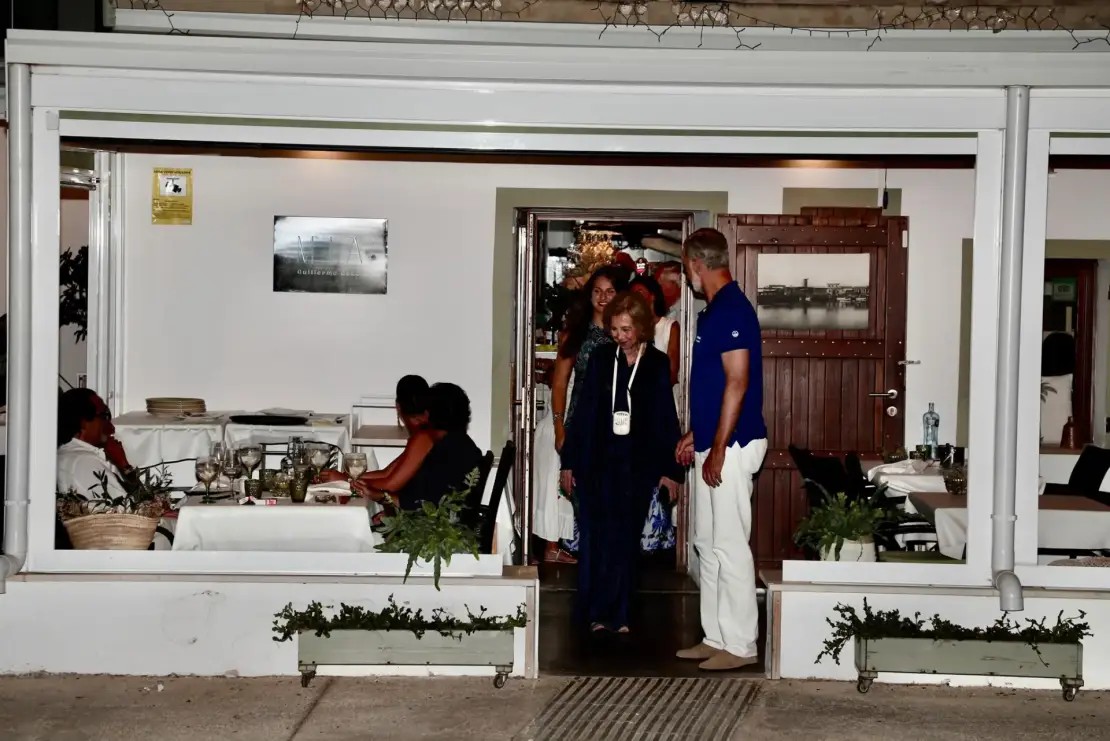 rwthofficial's tweet photo. 🇪🇦
#Spain’s King Felipe VI and Queen Letizia, with their daughters and Queen Sofia had a private dinner at Mia Restaurant, on their summer retreat in Palma de Mallorca.
📸 EFE, Gtres #ReyFelipe #ReinaLetizia #CasaReal #España https://t.co/WYxXPco69y