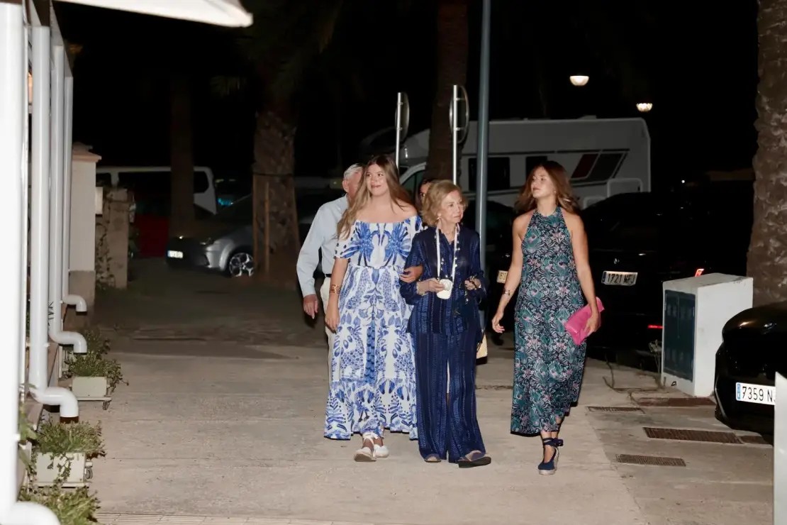 rwthofficial's tweet photo. 🇪🇦
#Spain’s King Felipe VI and Queen Letizia, with their daughters and Queen Sofia had a private dinner at Mia Restaurant, on their summer retreat in Palma de Mallorca.
📸 EFE, Gtres #ReyFelipe #ReinaLetizia #CasaReal #España https://t.co/WYxXPco69y