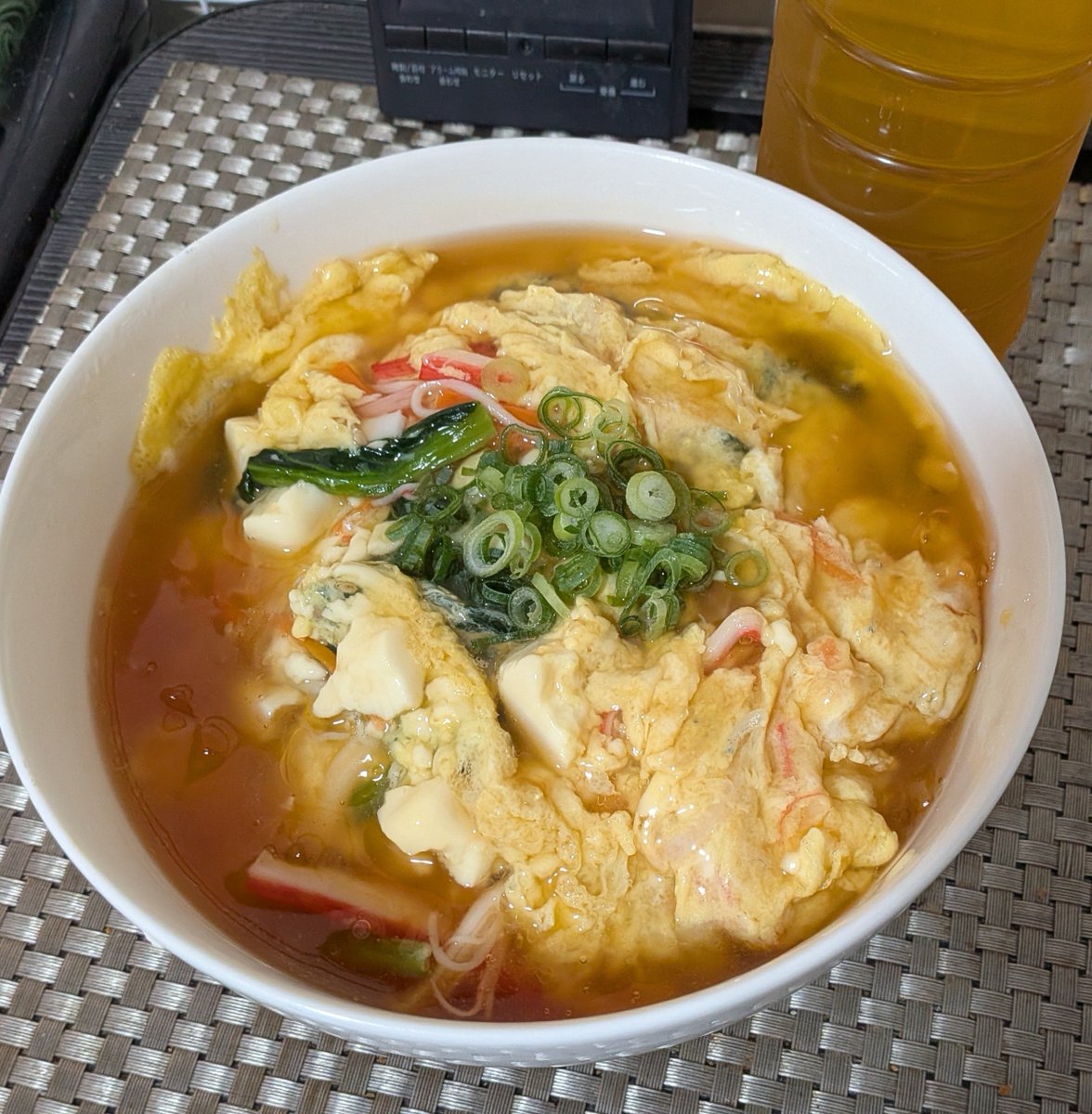 KpPgz1oSdAn5o1v's tweet photo. ボチボチお昼でしたかね？🤔
さて、今日は冷蔵庫の整理がてら
残ってる野菜とか色々入れて
とりあえずごぢゃ混ぜ天津飯です😋
豆腐も入ってプロテインも🆙で
パワーです💪
しかし、今日は過ごしい気候で
天津飯も気功砲を撃ちたい気分でしょう😏
アッ…ヤバ
＃おうちごはん
＃お昼ご飯
＃男飯
＃天津飯 https://t.co/sS0NImQHFv
