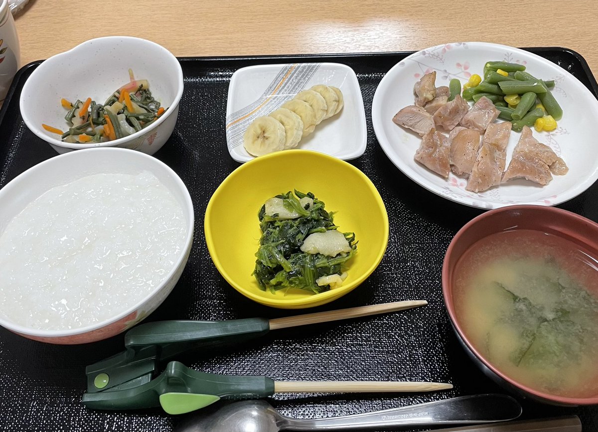 puchihiko's tweet photo. 【1型・昼食メモ】
■食前：264➔
■メニュー：
・全粥250g(4.0C)
・バナナ(1.0C)
・チキンソテー、和え物、味噌汁
■合計：5.0C
■投与：
・ルムジェブ：5.0U
※全粥250gに修正して再計算！合計5.0Cでルムジェブは5単位。美味しくいただきます！
#1型糖尿病 #カーボカウント https://t.co/4dW6rLUc74