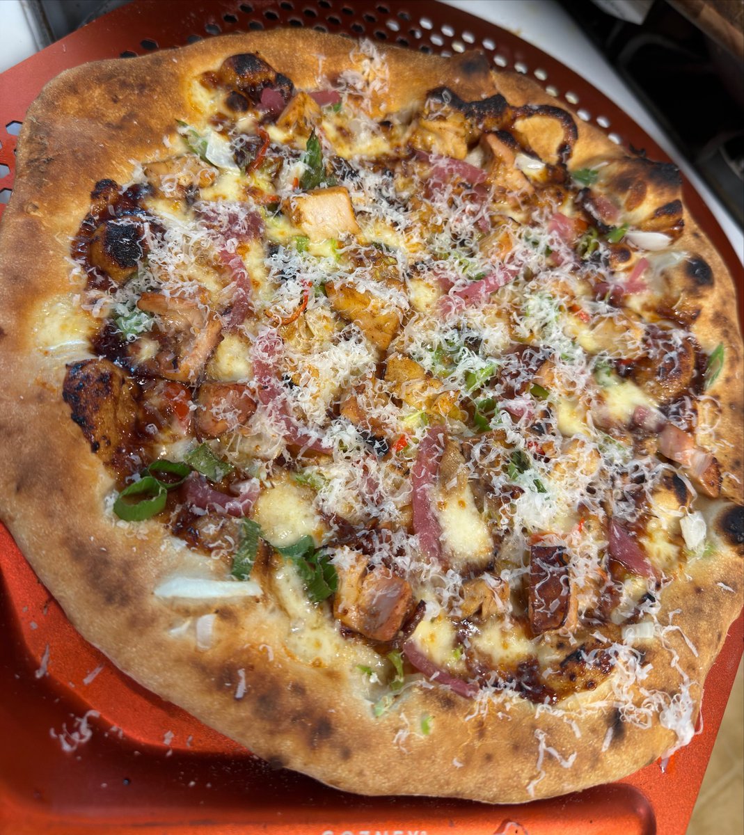 Mobius_Drip's tweet photo. 1) Olive oil base, smoked prosciutto, mozz, sweet onion, goat cheese + blackberry, basil from the garden

2) smoked chicken fat BBQ drizzle, mesquite smoked chicken, green onion, sweet onion, garlic, pickled onion, grana padano https://t.co/jSpp5hyNYg