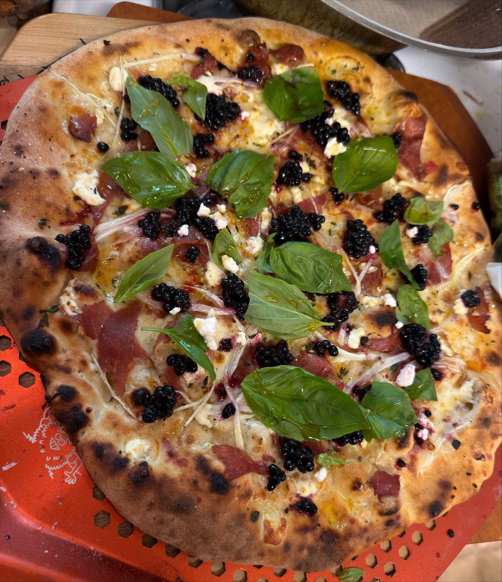 Mobius_Drip's tweet photo. 1) Olive oil base, smoked prosciutto, mozz, sweet onion, goat cheese + blackberry, basil from the garden

2) smoked chicken fat BBQ drizzle, mesquite smoked chicken, green onion, sweet onion, garlic, pickled onion, grana padano https://t.co/jSpp5hyNYg