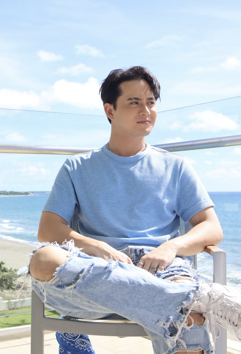 BGYO_Akira's tweet photo. Life’s too short! Pero naka pants sabi nga ni admin hahahaha
Bukas na lalabas ang life’s too short!!! https://t.co/UpUw2iY4ZX