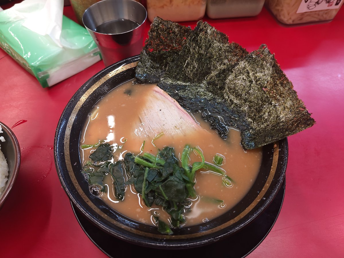 pavliadela's tweet photo. 先日ずーっとYouTubeみて楽しみにしてた柏王道家行ってきた
40分並んだ
コップがぬるぬるで案の定水入れたら油浮いてたりなんか衛生的に結構キツかったけど
キレのある味で、麺は噛みやすくておいしい
でもここまで並んで食べるほどじゃないかなー
味以外の要素がひっかかり、直系店のほうが諸々好み https://t.co/22M2TVPMCP