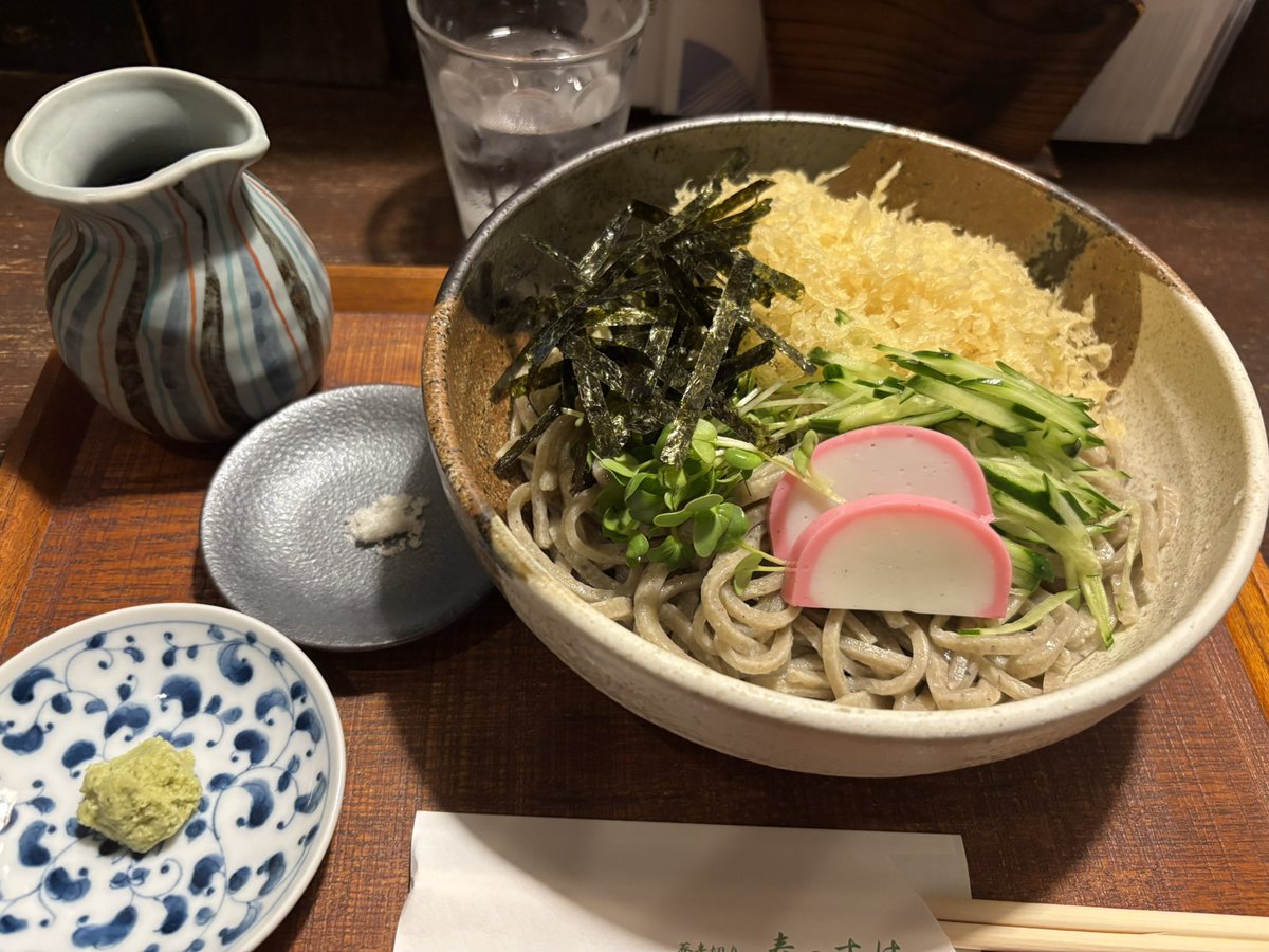kyuusuke29's tweet photo. 絶対に美味しい蕎麦を食べるんだとなったらいてもたってもいられなくなるのです。夏の冷やしたぬきそばは、週4ぐらいで体に入れたいスーパーフード🍲🔥
でも、流石に1人で行列1時間待ちはきつかった😭 https://t.co/FnZiRZalUs