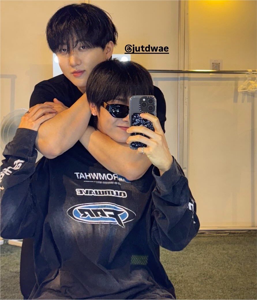 hyunpunzl's tweet photo. if you see jeongin being held in a headlock by a strong big buff guy called seo changbin DO NOT SAVE HIM !!!! he’s exactly where he wants to be https://t.co/6cEScGTLvM