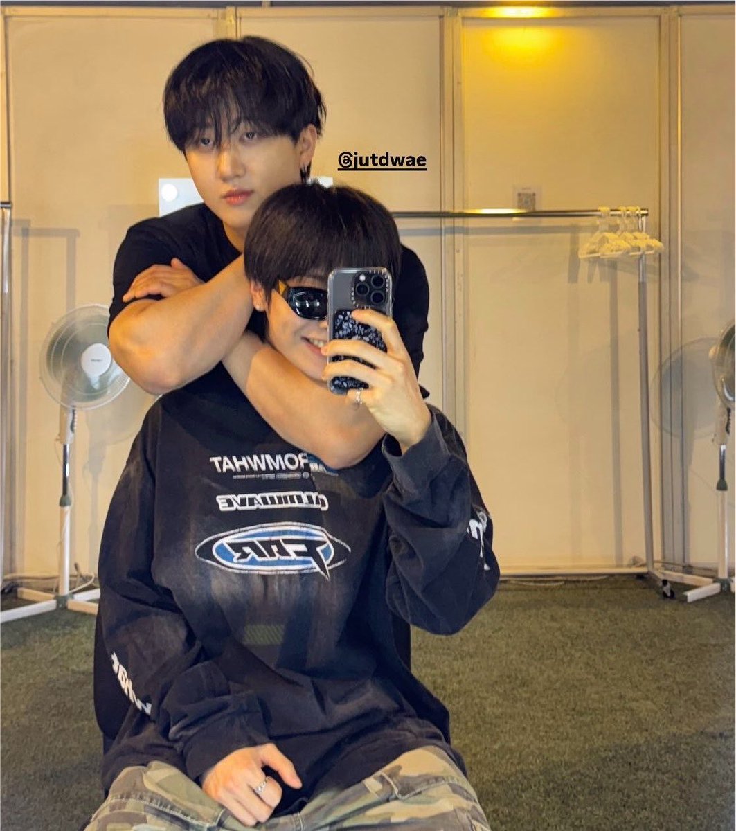 hyunpunzl's tweet photo. if you see jeongin being held in a headlock by a strong big buff guy called seo changbin DO NOT SAVE HIM !!!! he’s exactly where he wants to be https://t.co/6cEScGTLvM