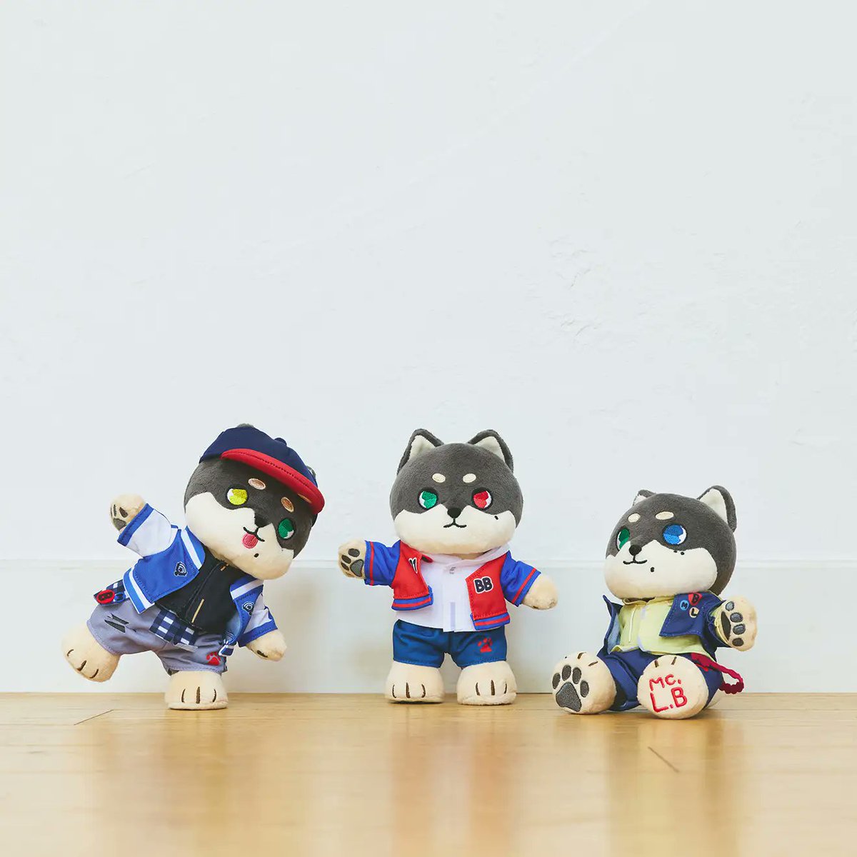 nijimen's tweet photo. 推しがワンコに大変身🐕💞
『ヒプノシスマイク』新ぬいぐるみ「ドギュっとコレクション」

キングレコードの新シリーズ、記念すべき第一弾は『ヒプマイ』全18キャラクター🎤✨

“推しをぎゅっと、そばに。”をコンセプトに、立つ・座るが自由自在な可動式仕様🐾

衣装は取り外し可能で足裏には刺繍入りという作り込み、約20cmだからおでかけにも連れて行けます🎒💕

先行販売:9/1(火)～ ファンクラブ“HYPSTER”
価格:各5,500円(税込)／全18種
サイズ:約20cm

▼詳細はこちら✍️
🔗https://t.co/RA17QezxYz

#ヒプノシスマイク #ヒプマイ