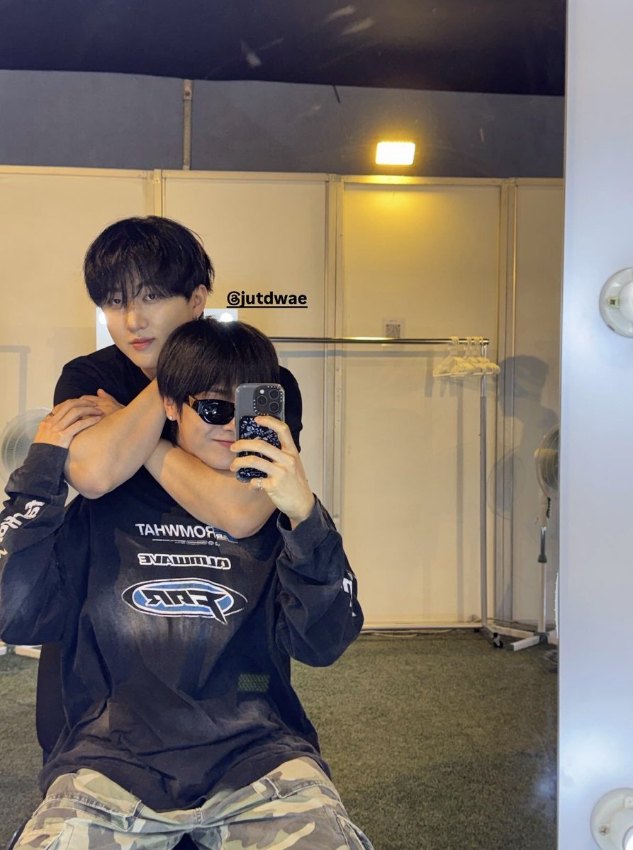 leeknowgat's tweet photo. la mano de jeongin y la cara todo orgulloso sjsj ME ENCANTA https://t.co/qdBkPVXjQw