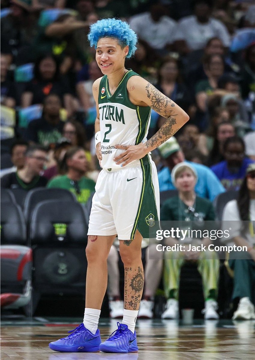 nosyone4's tweet photo. Natisha Hiedeman in the Caitlin 1s 🥶 https://t.co/x2r6mXOmhv