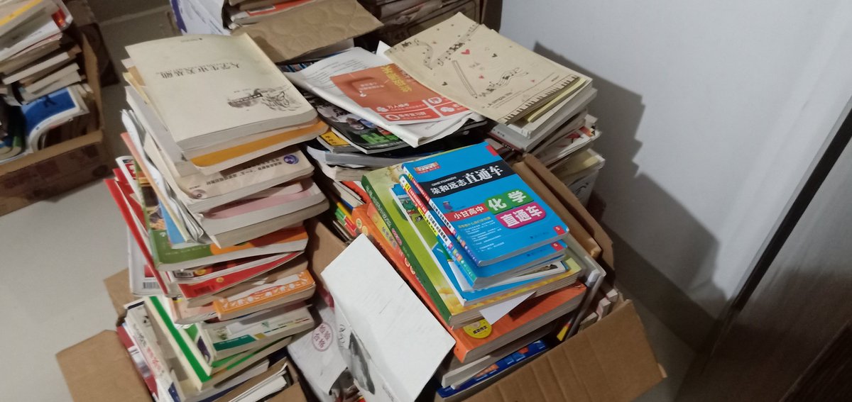 NancySprin30av's tweet photo. Cleared out a box of old books and stationery today! Found a 5-year-old sketch I’d totally forgotten about—turns out sorting through old stuff isn’t just decluttering, it’s digging up tiny happy memories. Need to donate the usable items next weekend! https://t.co/4ZE2VwZb9e