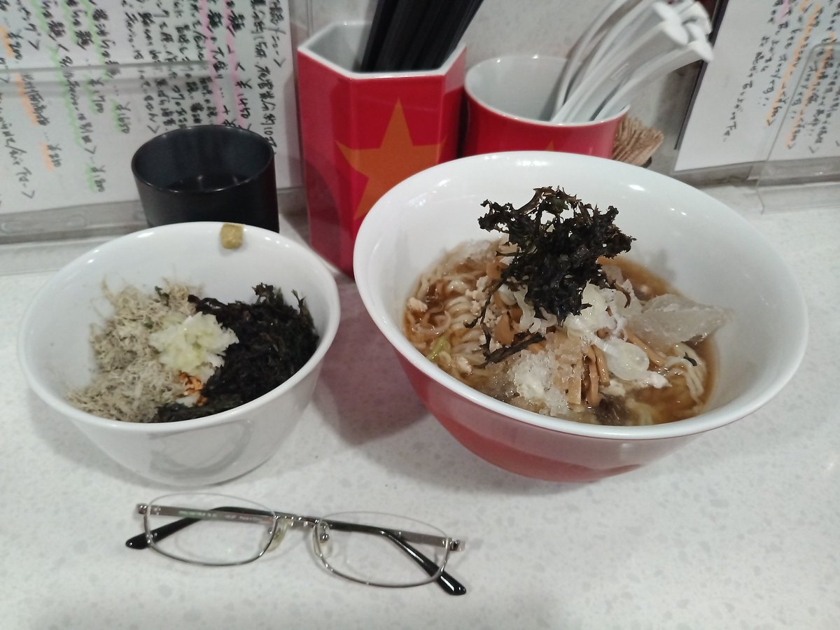 shavedhead_no1's tweet photo. ラーメン星印にて、限定の冷やし醤油らぁ麺1450円+〆のお茶漬けご飯300円。動物系と魚介、昆布水を合わせた粘り気あるスープが絡みつく、しっかり手揉みされた縮れ麺。細切りメンマや鶏そぼろ等の具材と混ぜ混ぜして啜れば旨味大爆発。出汁氷入りで最後まで冷え冷え。残ったスープで〆の冷やし茶漬け。 https://t.co/Zxz78JaFkP